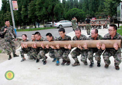公司員工軍訓(xùn)圖片